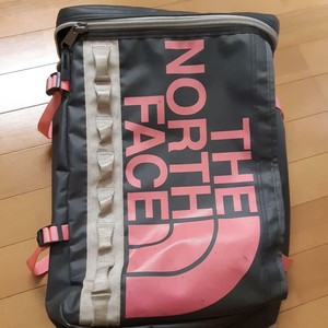 grey north face bolsa