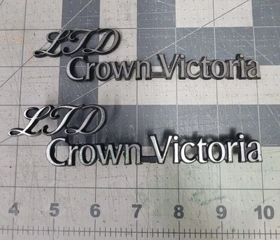 (2) De colección Nuevo 1980-87 CROMO Ford LTD Corona Victoria Baúl Emblema Ornamento Foto 1 de 4