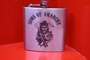 Frasco de cadera de acero inoxidable de 6 oz con logotipo de Hijos de la Anarquía - Imagen 1 de 6