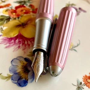 Diplomat Pen,Füllfederhalter,Fountain Pen,AERO,Rosa,Antikrosa,Rosé,Aluminium,M - Bild 1 von 5