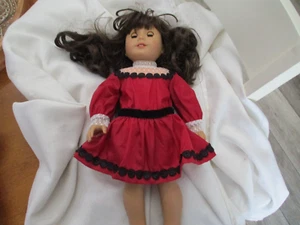 18 ZOLL AMERIKANISCHES MÄDCHEN PUPPE SAMANTHA MIT KLEID 2014 BRAUNE HAARE - Bild 1 von 7