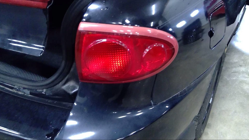 Conjunto de lanterna traseira direita usado serve: 2004 Chevrolet Cavalier quarto painel montagem - Imagem 1 de 4