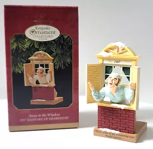 Adorno de membresía Hallmark 1997 - Lejos de la ventana - Imagen 1 de 13