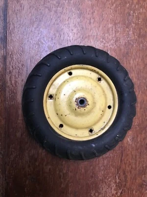 Tapacubos de hojalata de goma dura rueda de tractor trasera de repuesto John Deere de 3 1/2" de colección Foto 1 de 2
