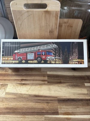Banco de camión de bomberos de juguete rojo HESS nuevo en su caja original Foto 1 de 2