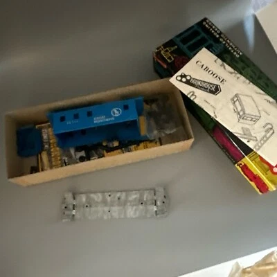 Roundhouse C24-2:50  HO Caboose #245 Great Northern KIT sky blue - Image 1 of 2