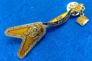 TOKYO JAPANESE BIRTHDAY ZODIAC LEO PENDANT FV GUITAR 2001 Hard Rock Cafe PIN - Picture 1 of 1