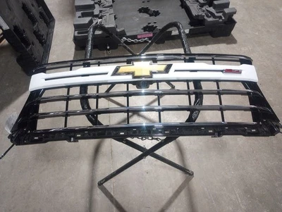 Chevrolet Silverado 2500 3500 LTZ 2024 parrilla barras cromadas vista envolvente 2962242 Foto 1 de 4