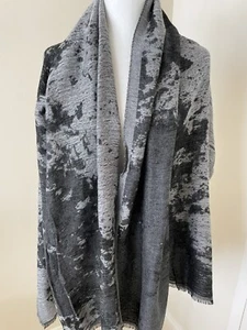 Neu und authentisch Gianfranco Ferre groß schwarz grau Halstuch, Italien - Bild 1 von 9