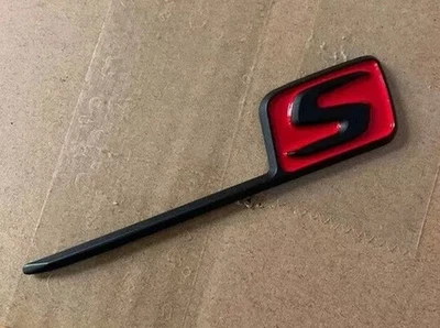 INSIGNIA TRASERA MALETERO MERCEDES BENZ S NEGRO BRILLANTE Y ROJO AMG C63 C63S E63 E63S Foto 1 de 2