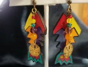 KITSCHY STATEMENT OHRRINGE ALASKA KÜNSTLER BEMALT HOLZ FISCH & BUNTE PERLEN 2,5" - Bild 1 von 10