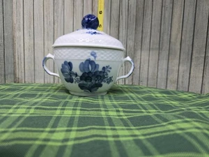 ROYAL COPENHAGEN BLAUE BLUMEN GEFLOCHTENE ZUCKERDOSE MIT DECKEL 10/8142 8142 - Bild 1 von 5