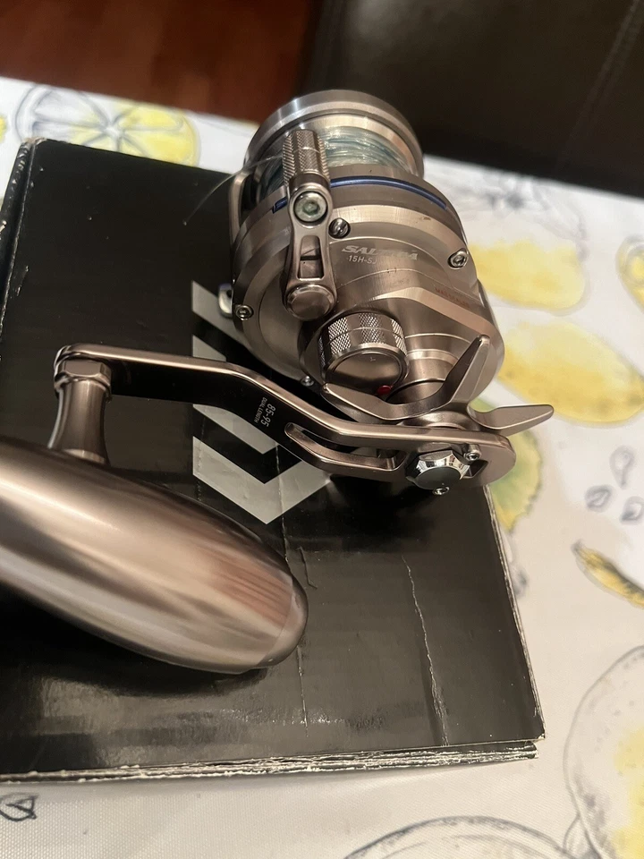 Hermosa Daiwa Saltiga 15H-SJ cargada 250 yardas de 30 lb línea PE ¡y tiro superior! Foto 1 de 4