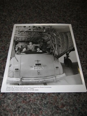 Robert Prescott com carro enviado em um Budd Conestoga- Foto Flying Tigers Line - Imagem 1 de 3