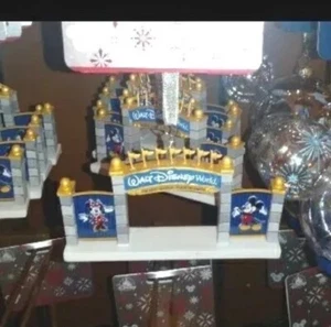 Letrero de la puerta de entrada de Walt Disney 2022 adorno de Navidad en miniatura de los parques Disney - Imagen 1 de 4
