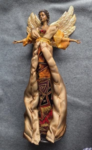 De colección. Figura decorativa de ángel de Navidad afroamericana con alas doradas 18" - Imagen 1 de 7