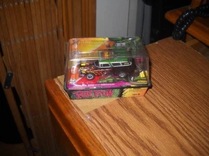 😛AUTO WORLD*X TRACTION - ULTRA G-RAT FINK - 55 CHEVY NOMAD SLOT CAR - SCHWARZ MIT FLAMMEN - Bild 1 von 5