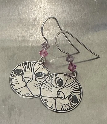 PENDIENTES COLGANTES CON CARA DE GATO ESTERLINA GRABADOS DISCO CON DETALLES DE CRISTAL ROSA Foto 1 de 4