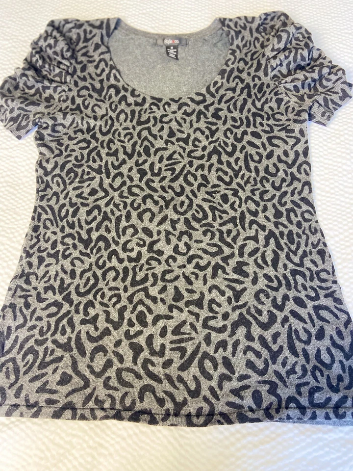 Suéter feminino Style & Co. cinza estampa animal manga curta gola redonda tamanho M - Imagem 1 de 4