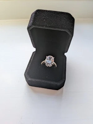 FL = Anel de noivado oval de diamante cultivado em laboratório impecável de 3,25 ct com caixa preta de veludo - Imagem 1 de 2