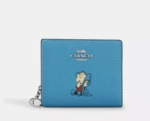 Cartera a Presión Peanuts X Coach Outlet Linus CBN91 SVY3N Plateada/Azul Loro Multi - Imagen 1 de 5