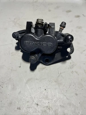 1998 97 - 04 铃木掠夺者 VZ800 原始设备制造商前卡钳制动 Tokico — 第 1/4 张图片