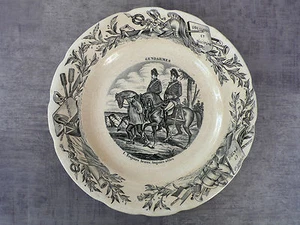 ANCIENNE ASSIETTE HB CHOISY LE ROI - THEME CORPS MILITAIRES - N° 1 GENDARMES - Picture 1 of 1
