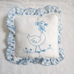 Vintage bestickt Mutter Gans Kinderzimmer Dekokissen blau weiß Rüschen Ente - Bild 1 von 7