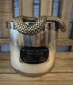 Vela de madera de vainilla malvada Bath & Body Works de 3 mechas con tapa de serpiente Halloween 2024 - Imagen 1 de 8