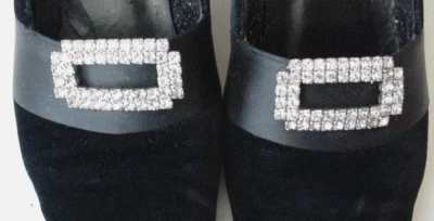 UN PAR DE HEBILLAS O CLIPS DE ZAPATOS VINTAGE DE LOS AÑOS 30 CON DIAMANTES DE IMITACIÓN TRANSPARENTES Y TONO PLATEADO Foto 1 de 4