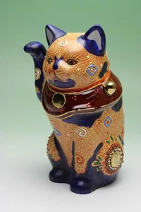 Estatuilla de porcelana Raised Moriage Kutani Maneki Neko con cuentas de gato de la suerte sin cojín - Imagen 1 de 12