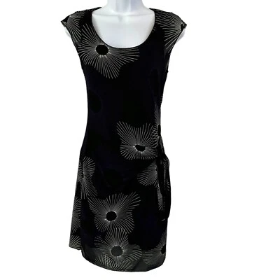 Vestido Studio M Mini Talla Pequeña Negro con Estampado Blanco y Morado y Corbata Lateral Foto 1 de 4