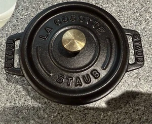 STAUB Grafito Negro Hierro Fundido 0.25-qt Mini Cocotte Redondo 1101025 - Imagen 1 de 9