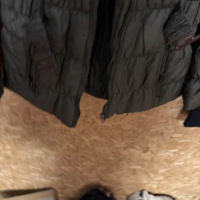 Abrigo acolchado Kenneth Cole Reaction verde oliva con capucha de piel sintética grande  Foto 1 de 4