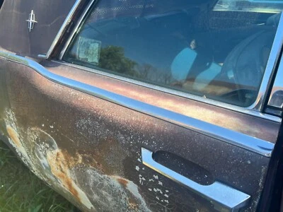 Lincoln Continental 1961 1962 1963 1964 puerta trasera lado del pasajero moldura de pico Foto 1 de 4