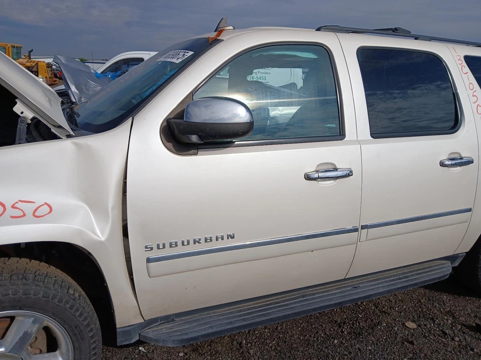 Conjunto de puerta delantera izquierda usado se adapta a: Chevrolet Suburban 1500 L 2013 desde 1 Foto 1 de 4