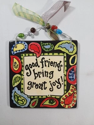 Placa de Laura Kirkland "Buenos amigos traen gran alegría" para Glory Haus. Cerámica Foto 1 de 3