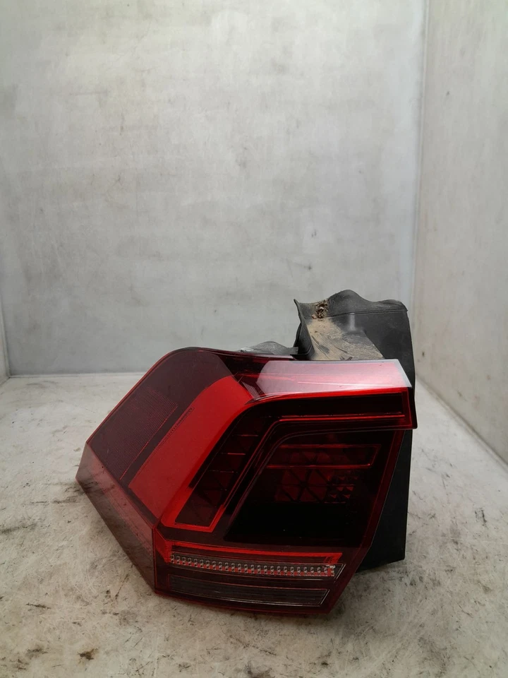 Feu arriere gauche 5NA945095D Volkswagen TIGUAN II - Photo 1/3