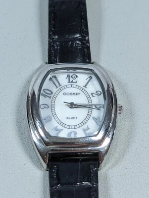 Reloj con correa de cuero negro caja tono plata esfera perlada blanca chismes Foto 1 de 4