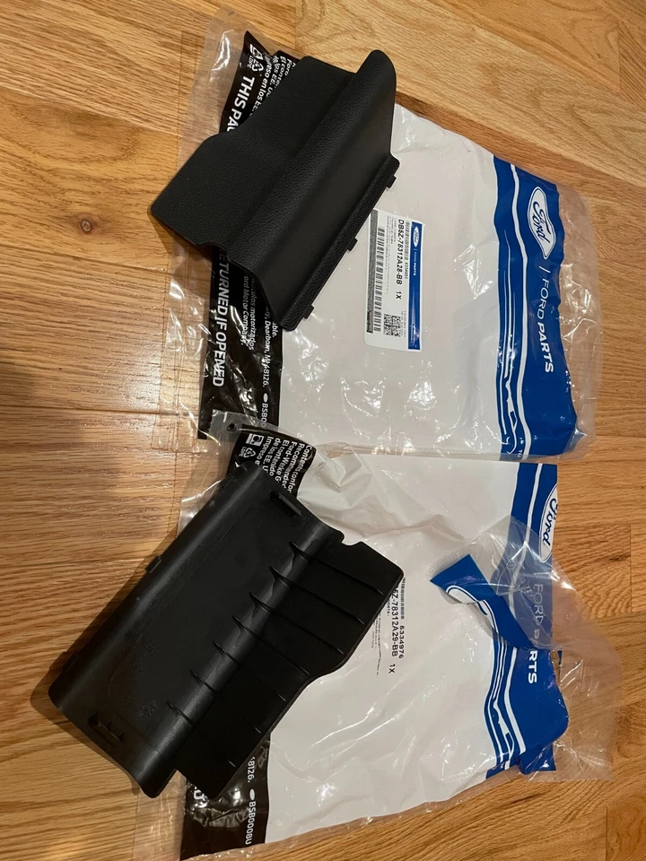 Cubiertas utilitarias Ford Police Interceptor - orificio de acceso izquierdo y derecho Foto 1 de 1