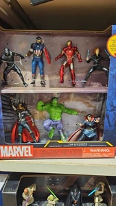 Disney Parks Marvel Avengers Hulk Capitano Iron Man 7 pz Figurine Playset NUOVO - Foto 1 di 1