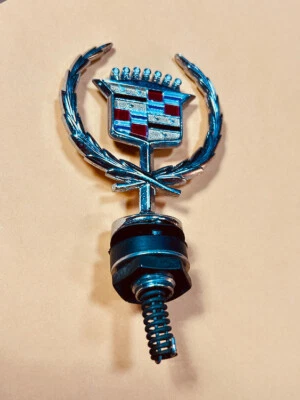 Хромированное украшение капота для Cadillac DeVille Fleetwood 1985-1993 годов выпуска от оригинального производителя GM 25536110 новое из старых запасов - Изображение 1 из 4