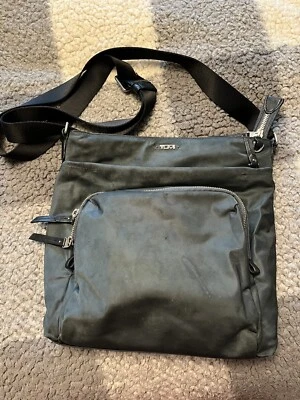 Bandolera Tumi Voyageur Capri gris de hombro Foto 1 de 4