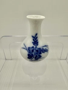 Vintage Kwangdong Mini Bud Vase White Blue Underglaze Floral 2 3/4" Tall - Picture 1 of 5