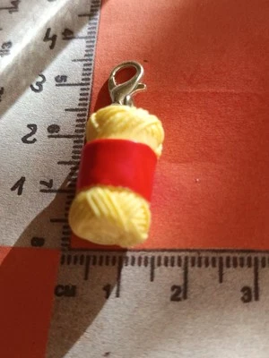 Charms Anhänger Wolle 1473 gelb Wollkneul  - Bild 1 von 2