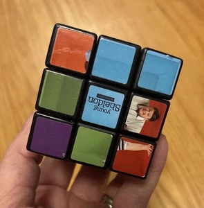 RARO Young Sheldon Rubik’s Cube CBS Promo Merch Souvenir Giocattolo Regalo con Licenza - Foto 1 di 6