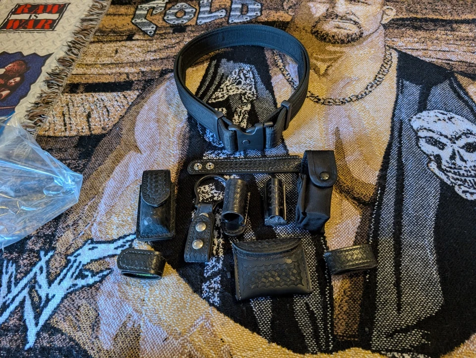 Lote de suportes de acessórios de couro vintage para cinto policial, baton, cinto para lanterna - Imagem 1 de 4