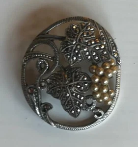 VINTAGE SILVER COLOURED DIAMANTÉ AND ARTIFICIAL PEARLS BROOCH VINE LEAVES GRAPES - Picture 1 of 1