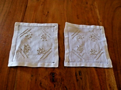 Linge ancien 2 Napperons en lin blanc avec broderies beiges - Photo 1/2