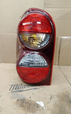 2005 2006 年 JEEP 自由左球杆侧尾灯无护罩带灯泡 — 第 1/4 张图片